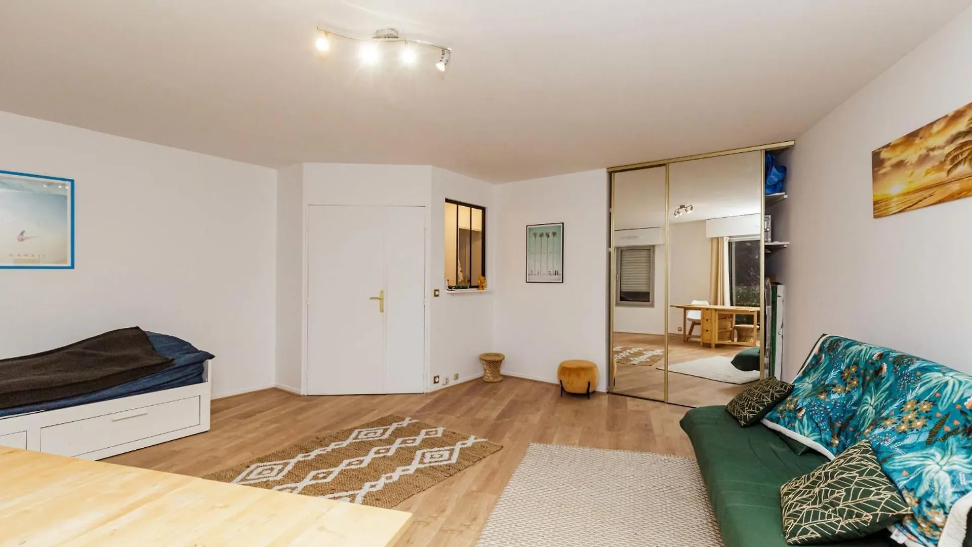 Apartment Near Buttes Chaumont Paris