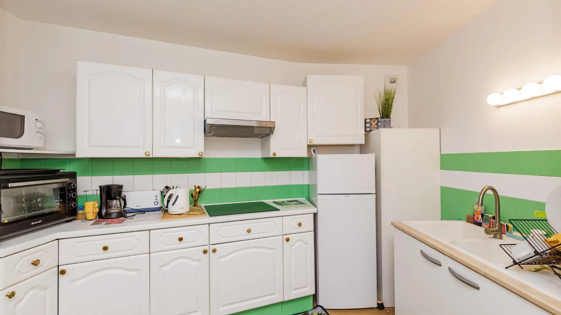 Apartment Near Buttes Chaumont Париж