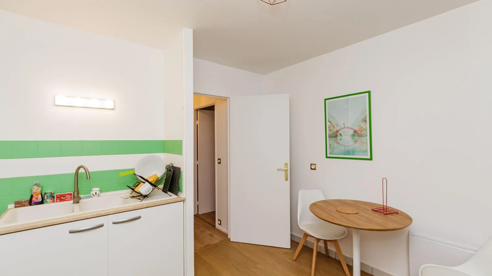 Apartment Near Buttes Chaumont باريس 0*,  فرنسا